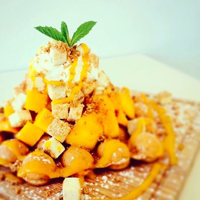 TGIF!!! End your week with something sweet! Of course we would suggest getting one of our premium bubble waffles like this mango cheesecake! 
Topped with fresh mangos , cheesecake bits, fresh whip cream and mango sauce! 
And you can get it TO GO! 
Ha