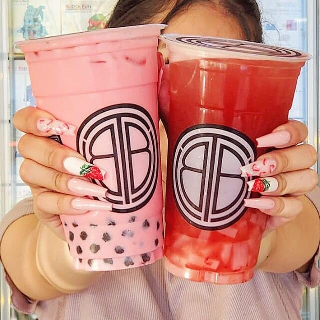 Do you love strawberries as much as we do? 🍓❤️🍓❤️ Picture: strawberry bubble milk with pearls and strawberry green tea with lychee pieces

Have a BERRY nice day! 😏

Only @thebbtshop 
#strawberries #strawberry #chocolate #yummy #food #dessert #blue