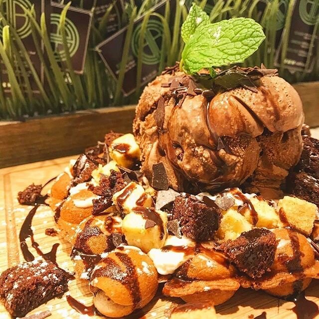 It&rsquo;s FRI-YAY!! And a gorgeous one too 🌞 
With our new hours, we will be open until 9:30pm at both locations! 
More reason to stop by and grab some dessert after dinner tonight! 
See you soon! 
Waffle: Premium Tuxedo waffle 
Only @thebbtshop 
#