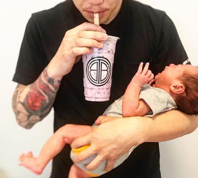 Happy Fathers Day!! ❤️❤️❤️ Bubble tea in one hand and baby in the other! Multi-tasking is key right? 😝

Stop by and treat your Dad to some sweet treats! 
We will be open until 7:30 to tonight! 
See you soon! 
Only @thebbtshop 
#fathersday #mothersda