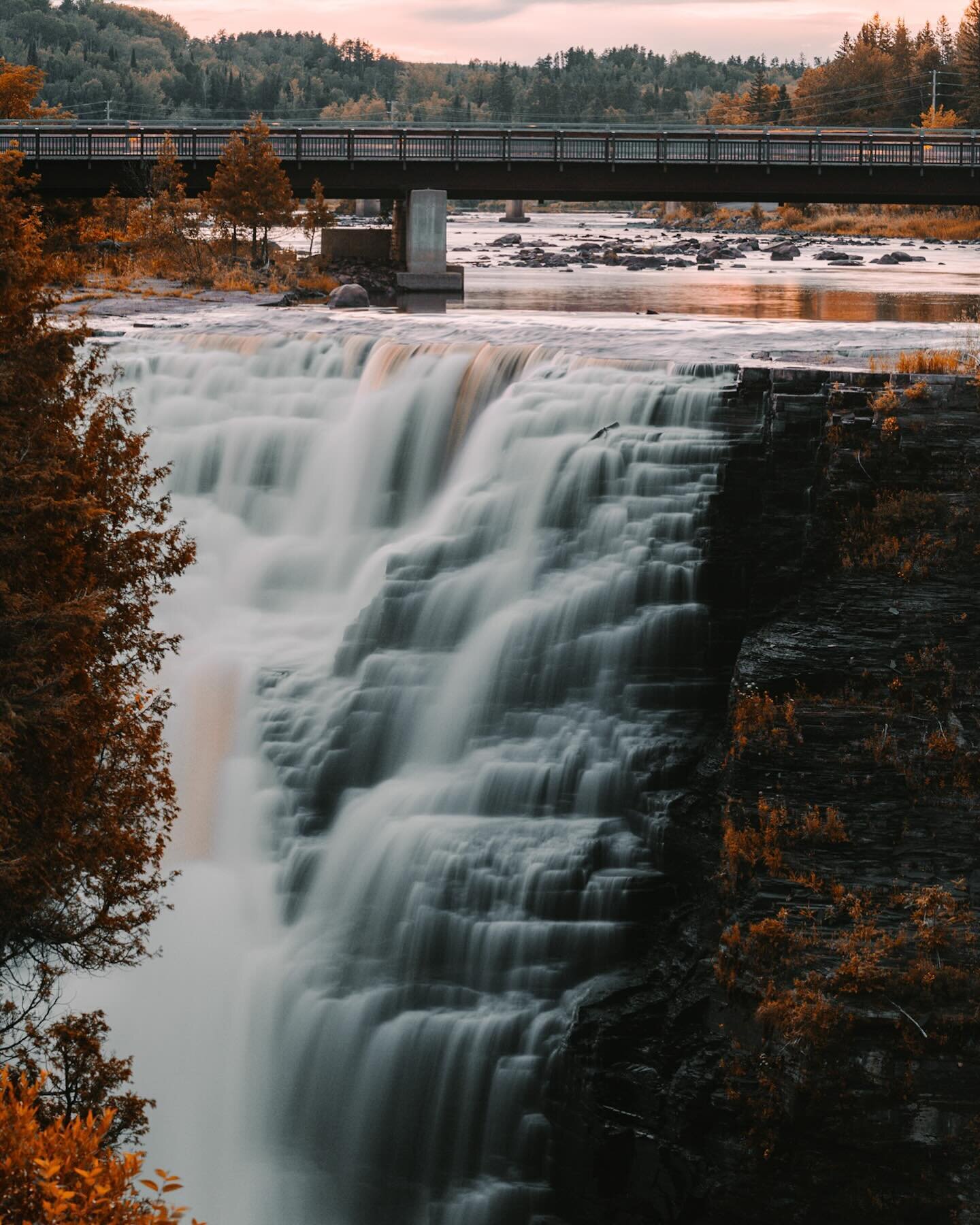 Autumn has got to be my favourite time of year for landscape photography.  Check out this edit from my time in Thunder Bay last year at Kakabeka Falls ❤️