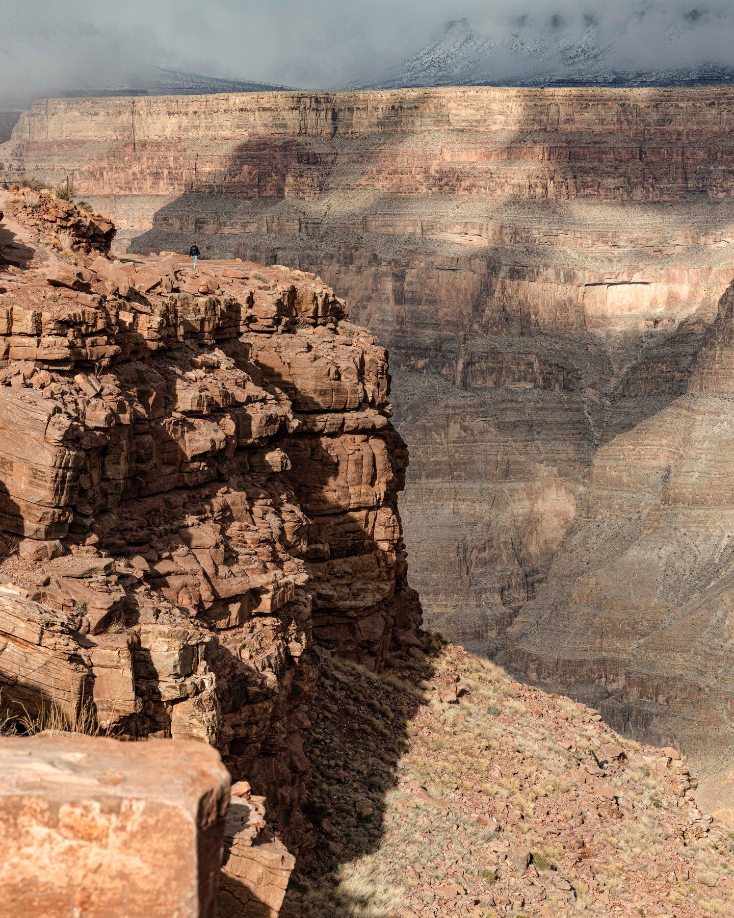 📸 Attention landscape lovers! 🏜️ Embark on a visual adventure with my latest photos featuring the epic view of Guano Point at the west rim of the Grand Canyon. Using visitors as reference points it showcases the breathtaking vistas and sheer rugged