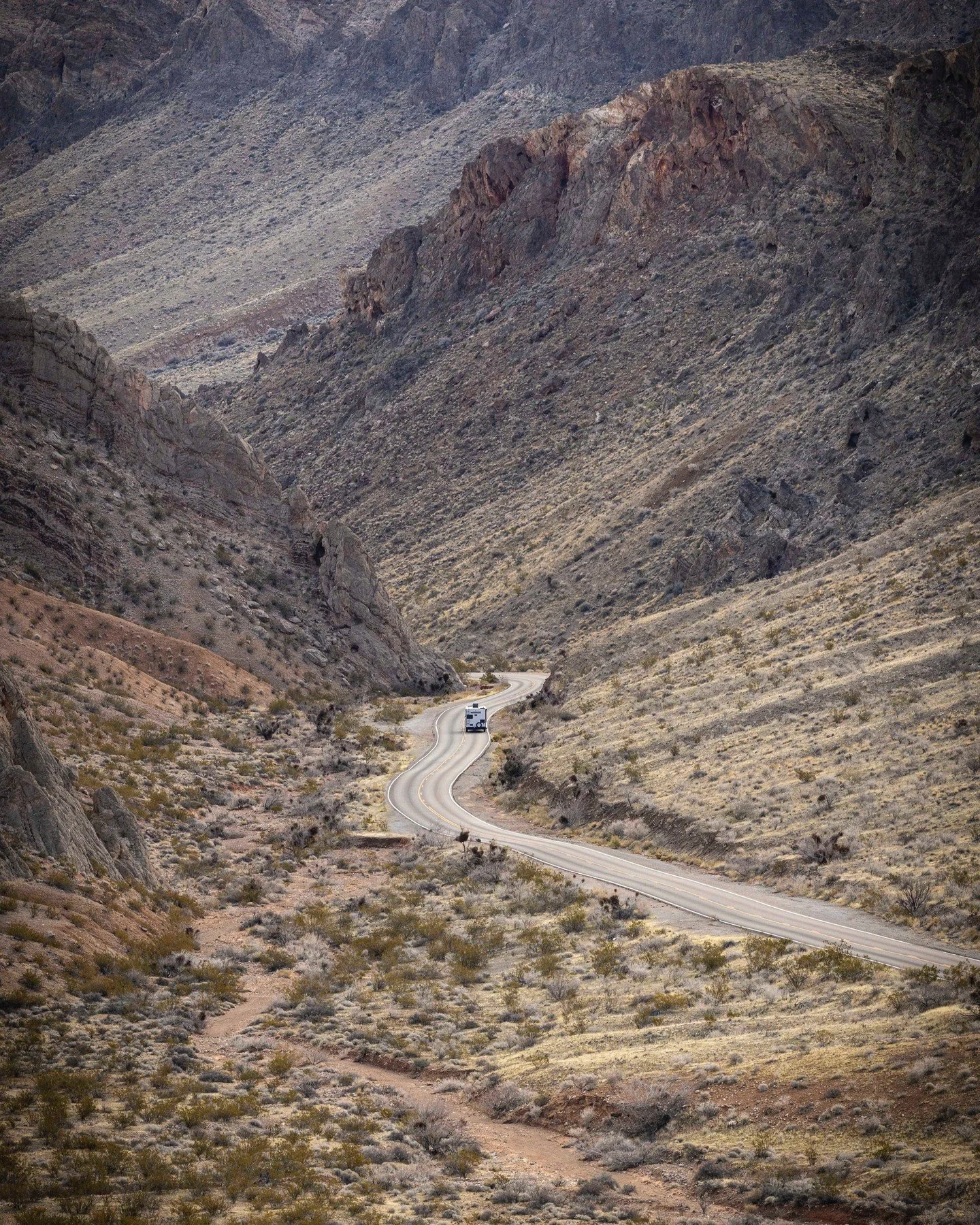 If anything out of our quick trip to Vegas, we could not recommend the valley of fire for a visit and a hike if you have the time. You'd think that It was just another valley but these rocks just seem like they're from another planet. #nevada #valley