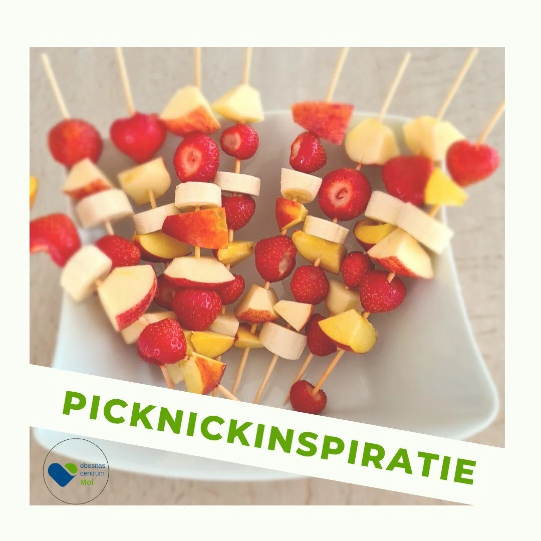 Zondag is het internationale picknickdag. De weersomstandigheden zijn al ideaal. Daarom geven we je graag ook nog wat inspiratie om de picknickmand te vullen! 

Fruitsat&eacute;'s scoren altijd goed! Je kan hier gebruik maken van alle fruitsoorten. E