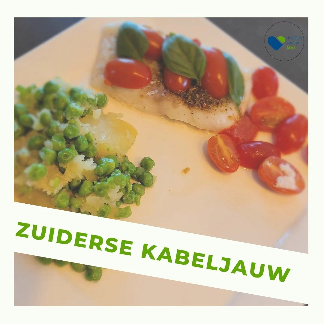 Zuiderse kabeljauw met erwtenpuree

Ingredi&euml;nten voor 2 personen
4 aardappelen, in stukjes
1 handje basilicum
300 gram diepvrieserwten
300 gram kabeljauwfilet
200 gram kerstomaatjes, in kwartjes
2 teentjes knoflook, geperst
2 el olijfolie
35 gra