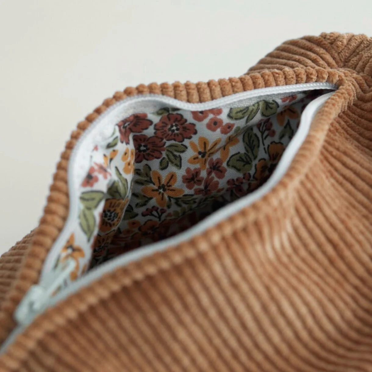 30153016-t-1930-trousse-a-cosmetique-en-corduroy-petit-et-grand-wwwbaluchonaccessoireca4-1220x1220.jpg