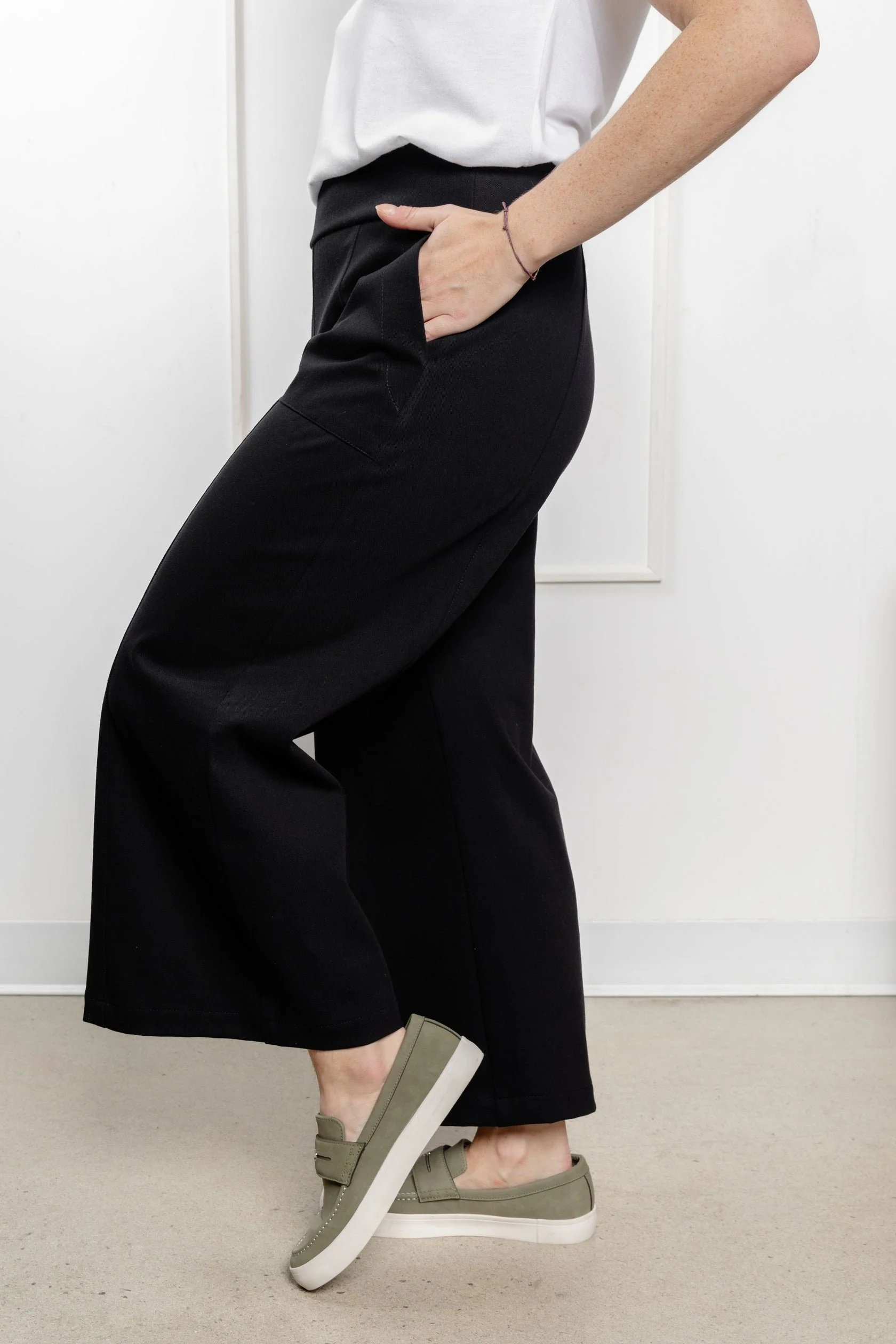 Pantalon-gaucho-confortable-pour-femme-twill-noir-jambe-large-avec-poches-fait-au-quebec-canada_2_1680x.jpg