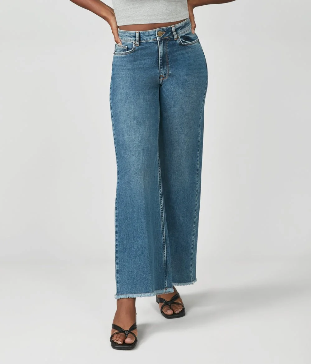 Lolajeans66ad3a4005669166ad3a40058f1.1522357266ad3a40058f1.jpg