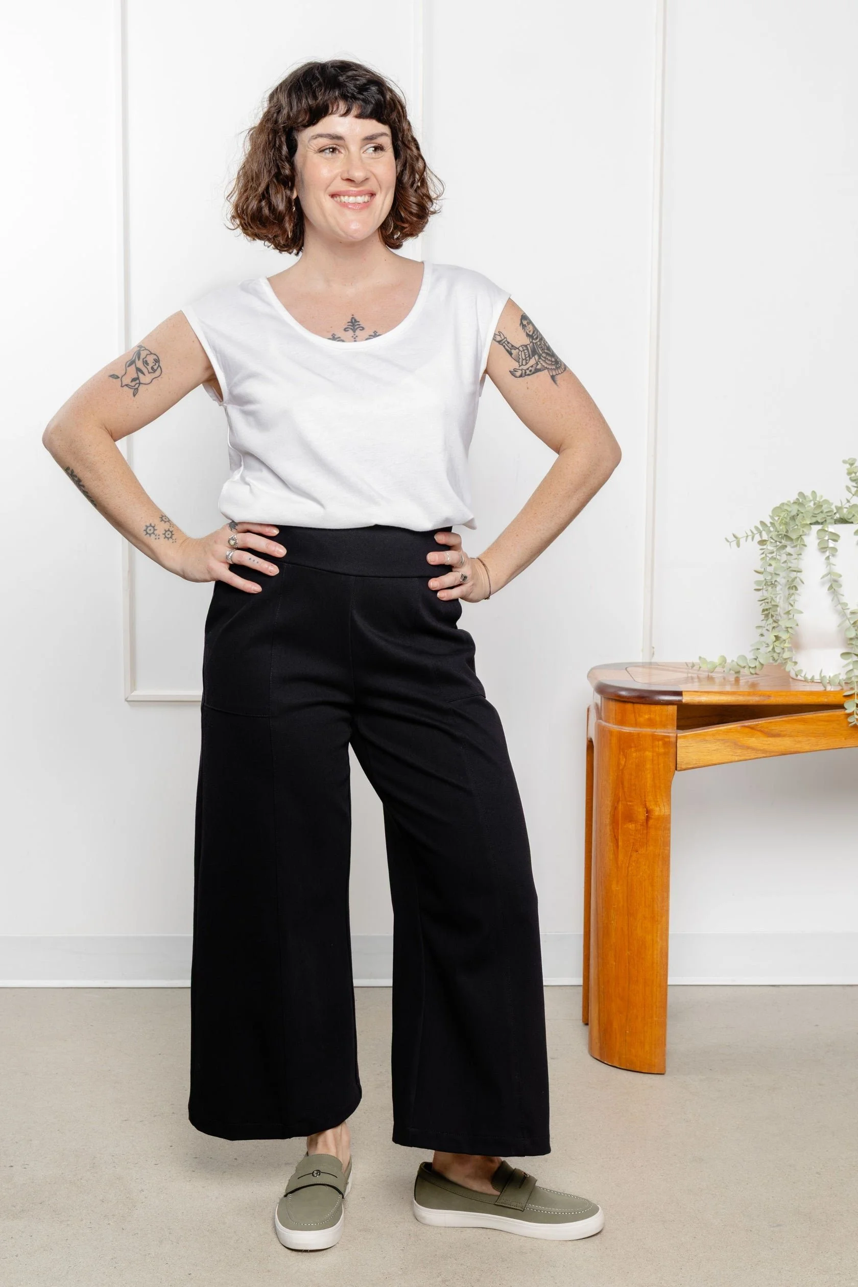 Pantalon-gaucho-confortable-pour-femme-twill-noir-jambe-large-avec-poches-fait-au-quebec-canada_5_1680x.jpg