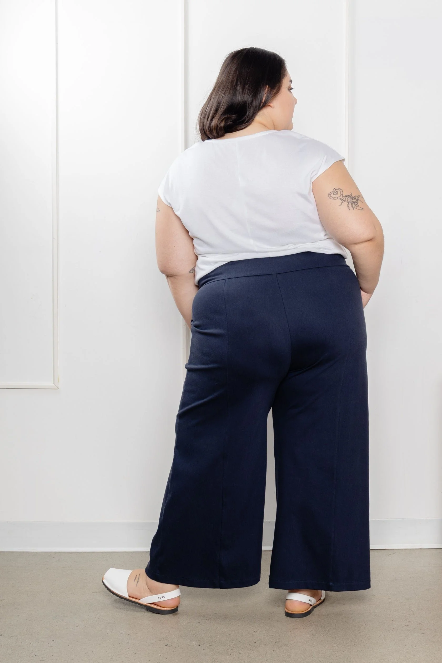 Pantalon-gaucho-confortable-pour-femme-twill-bleu-marine-jambe-large-avec-poches-fait-au-quebec-canada_6_1680x.jpg