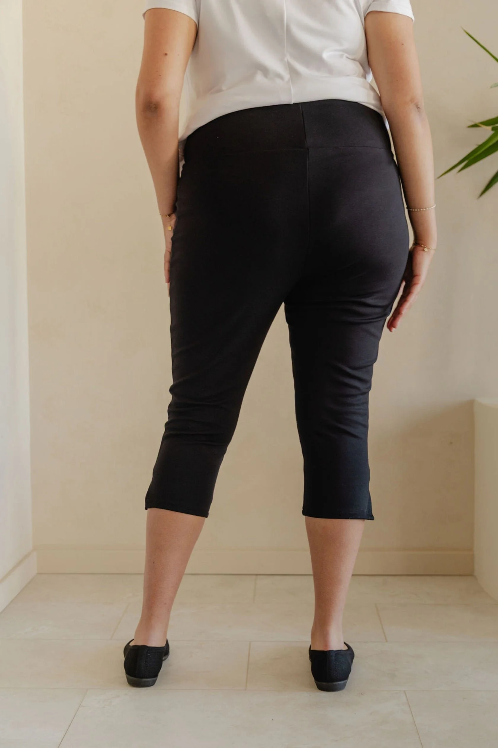 capri-pantalon-souple-habille-parfait-pour-femme-noir-fait-au-quebec-canada_4_1680x.jpg