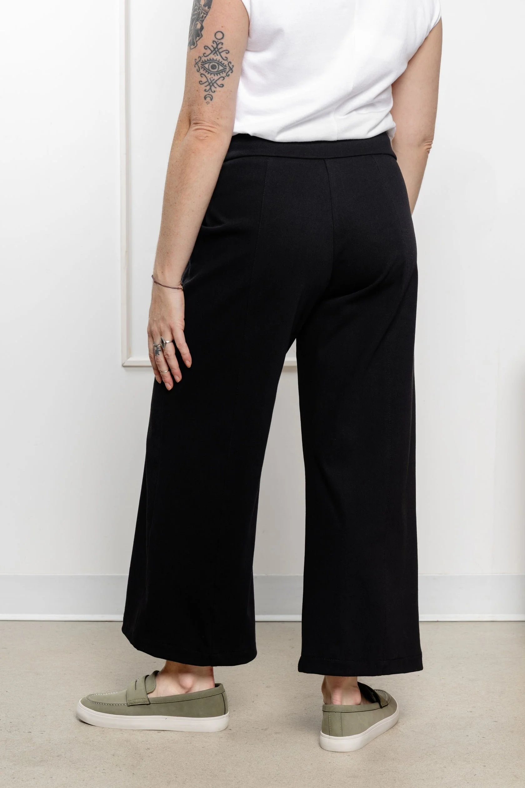 Pantalon-gaucho-confortable-pour-femme-twill-noir-jambe-large-avec-poches-fait-au-quebec-canada_3_1680x.jpg