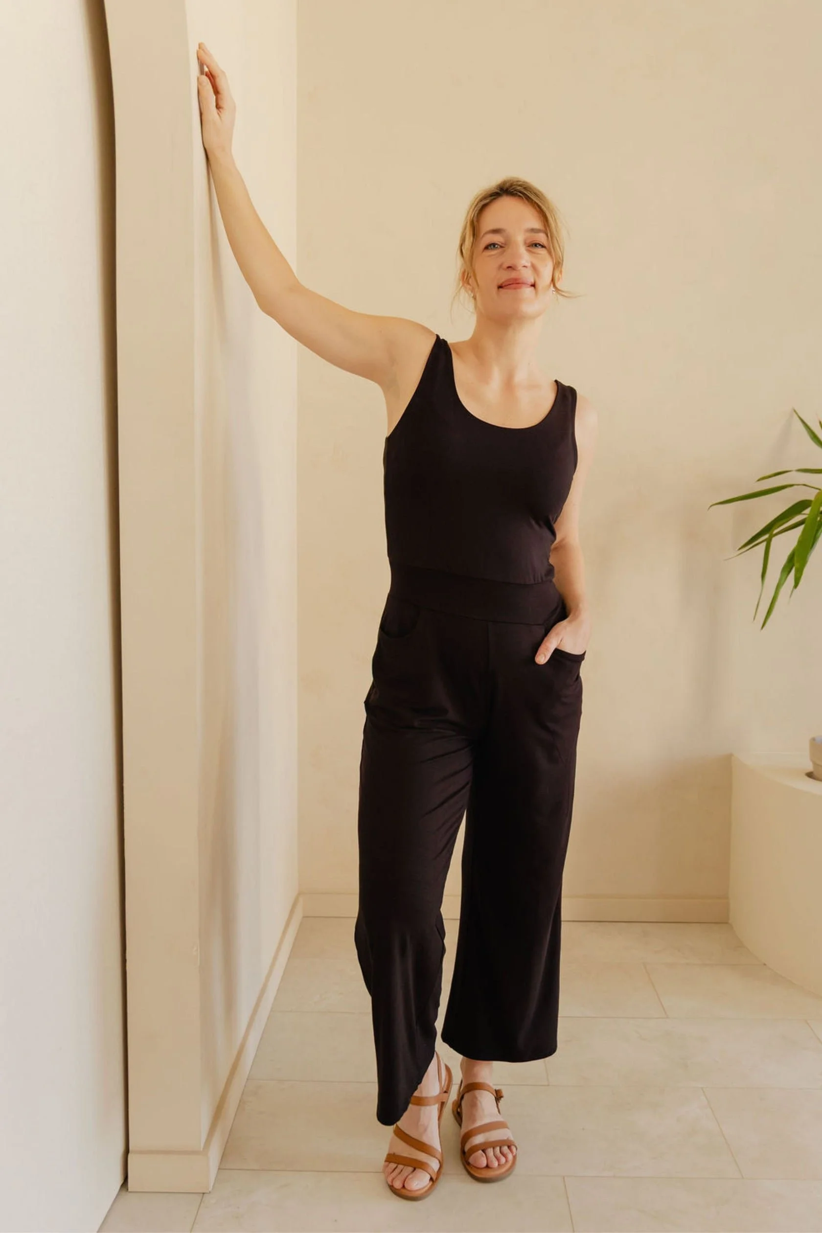 combinaison-pantalon-gaucho-habille-parfait-pour-femme-noir-fait-au-quebec-canada_1680x.jpg