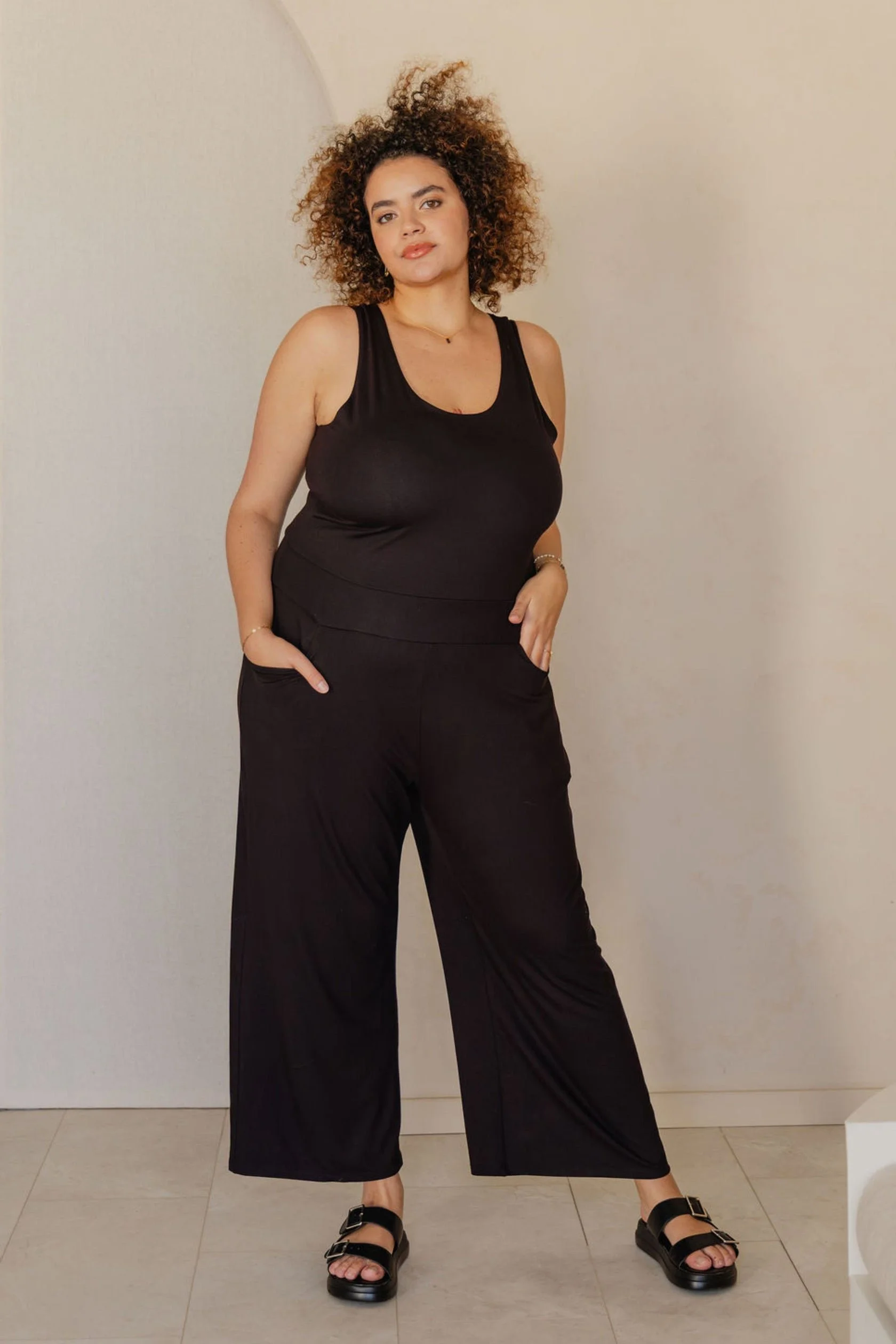 combinaison-pantalon-gaucho-habille-parfait-pour-femme-noir-fait-au-quebec-canada_7_1680x.jpg