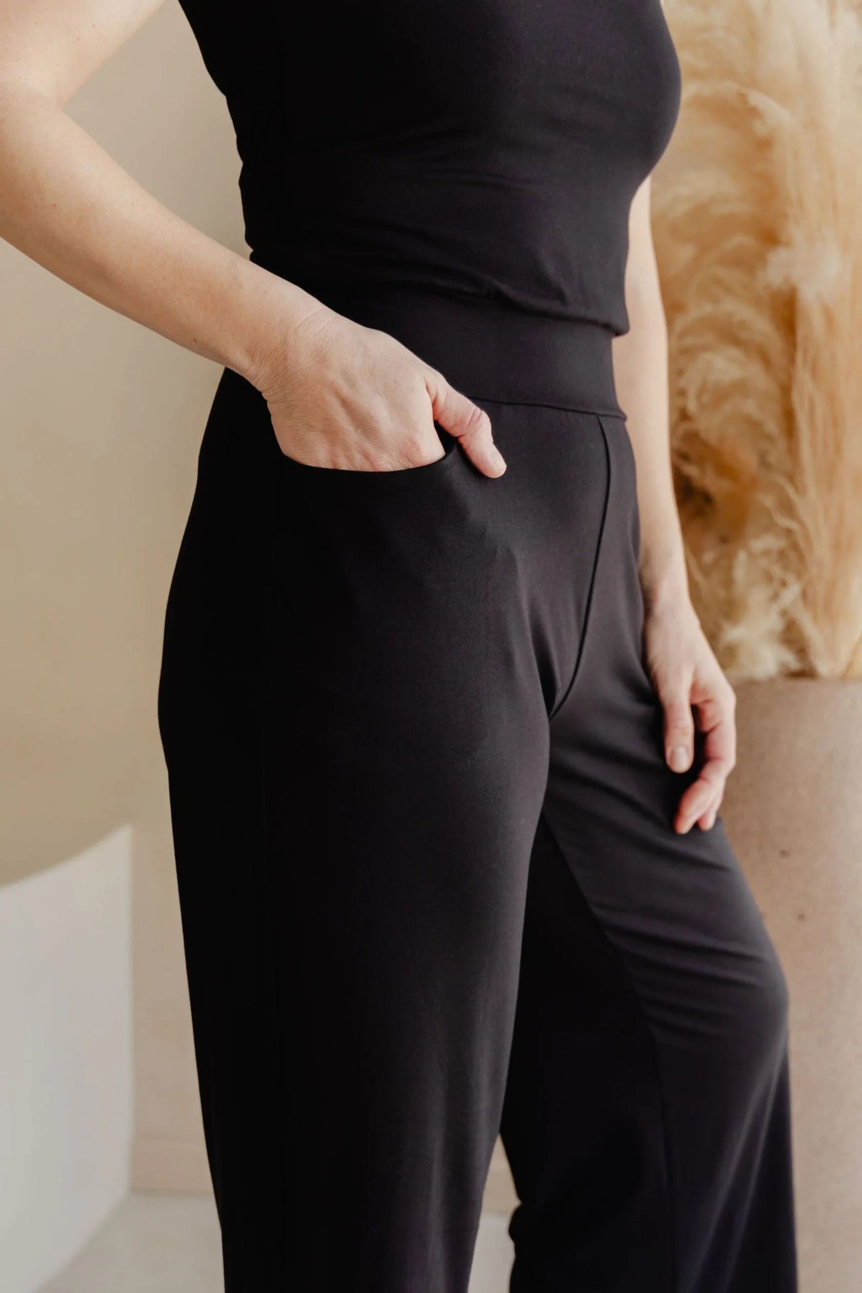 combinaison-pantalon-gaucho-habille-parfait-pour-femme-noir-fait-au-quebec-canada_4_1680x.jpg