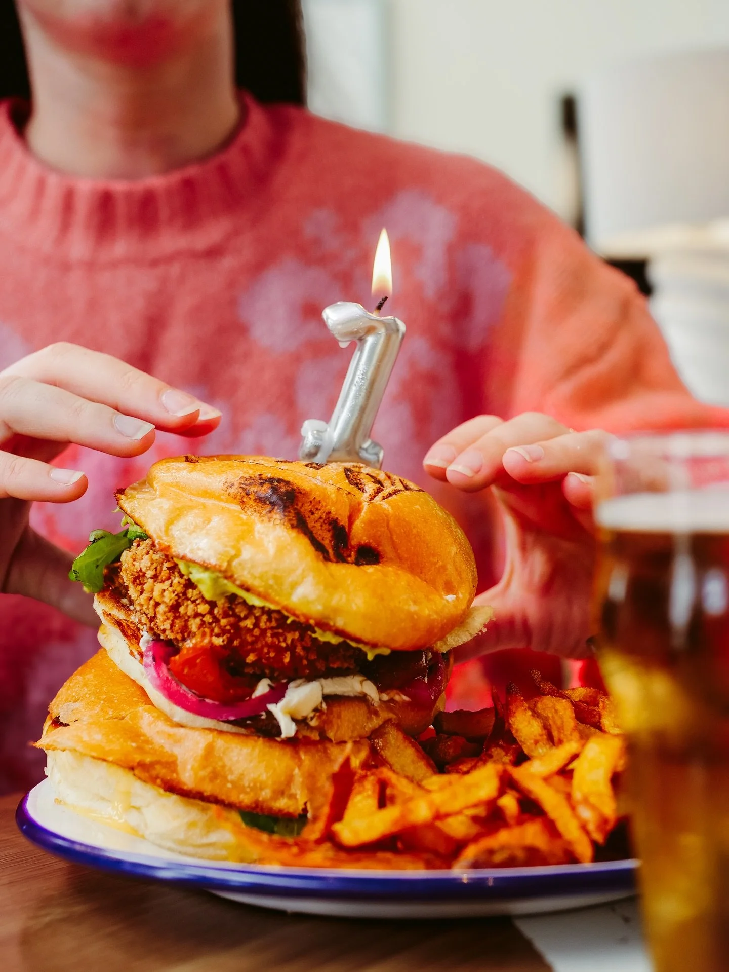 🎂 BIG CONCOURS 1 AN  BDS SAINT-BRIEUC 🎂

Dans quelques jours, on f&ecirc;te tous ensemble les 1 AN DU BDS SAINT-BRIEUC avec un week-end FABULOUS. Pour l&rsquo;occas, on t&rsquo;offre &agrave; toi et ton ou ta best 1 an de BDS Saint-Brieuc* 🍔🎁🎉
G