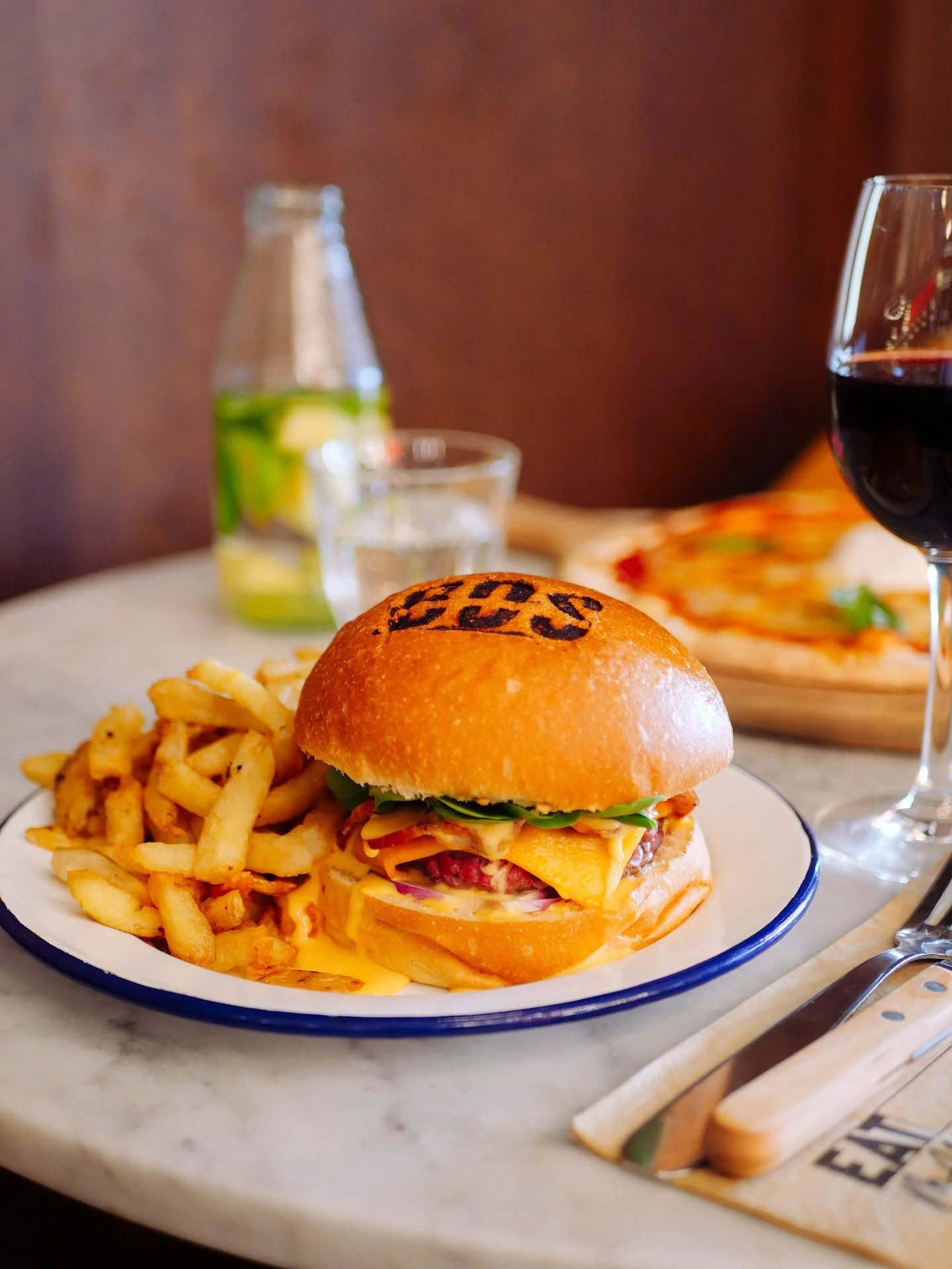 C&rsquo;est la journ&eacute;e internationale du Burger 🍔🍔🍔
Du coup, est-ce qu&rsquo;on peut dire que c&rsquo;est aussi la journ&eacute;e du BDS ? 😂

Swipe pour les burgers du moment &agrave; la carte
🥇&nbsp;Burger La Danze, notre best classique
