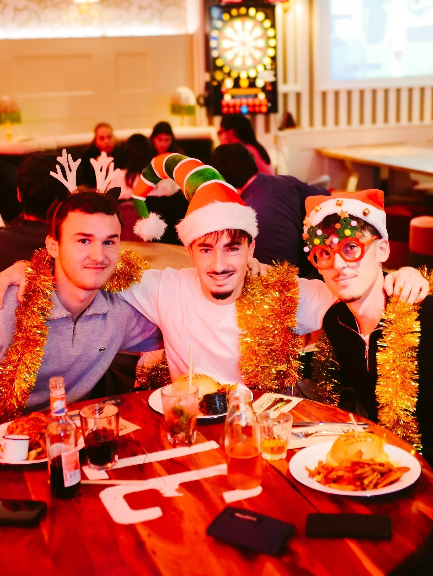 On a pimp&eacute; nos best clients en mode No&euml;l pour leur donner un avant go&ucirc;t de notre Kitchmas Party du Jeudi 18 D&eacute;cembre 🎅 🎶 🎄

Notre joyeuse bande de Lutins va t&rsquo;en faire voir de toutes les couleurs pour ce dernier Joye