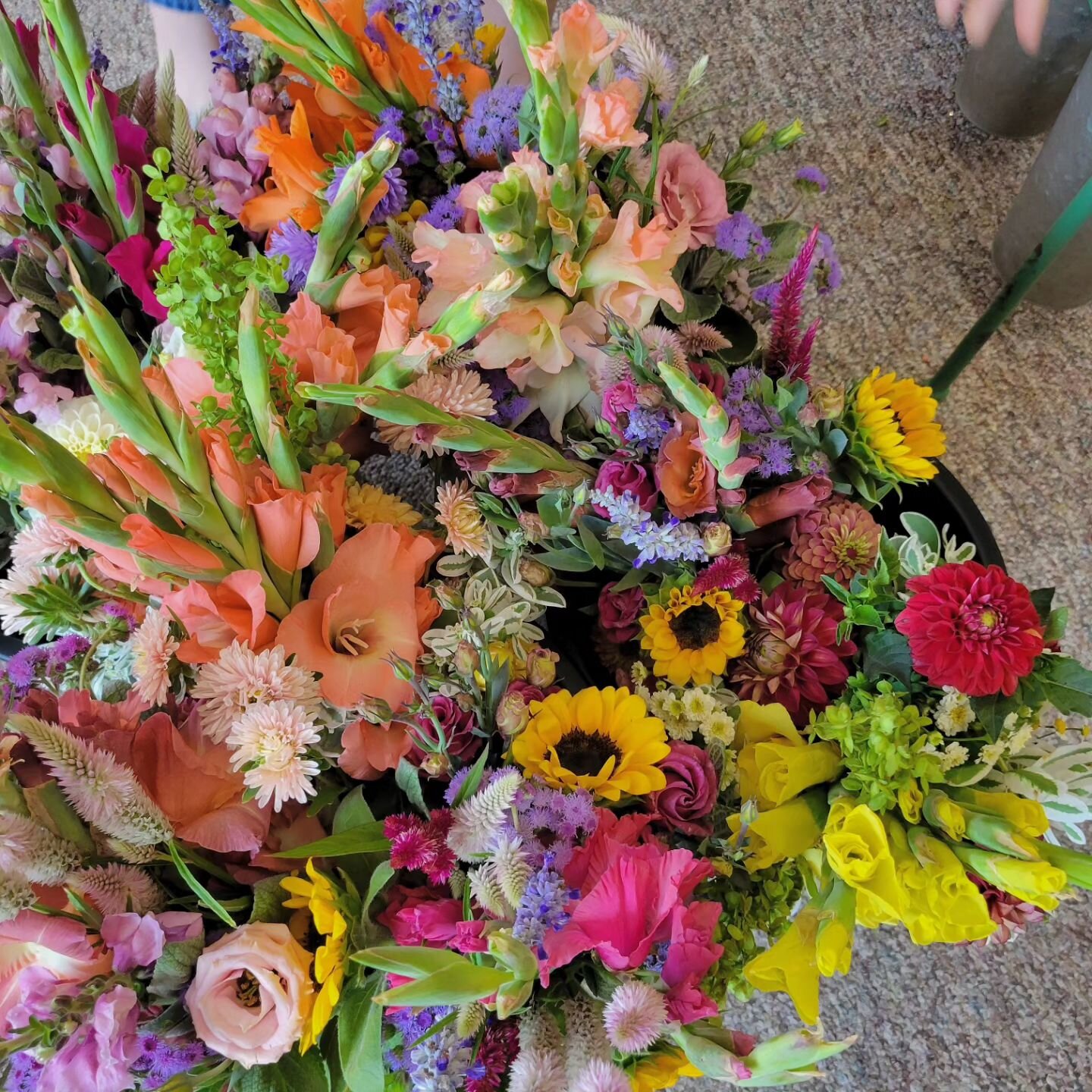 Its Thursday....you know what that means! 
Fresh floral delivery from Mill Creek Flower Farm 🌻