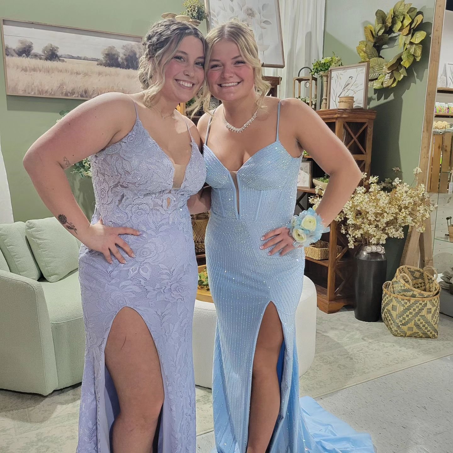 These 2 beautiful gals dropped by to show off their stunning prom dresses ✨️ 

Drop your kids in the comments 🫶