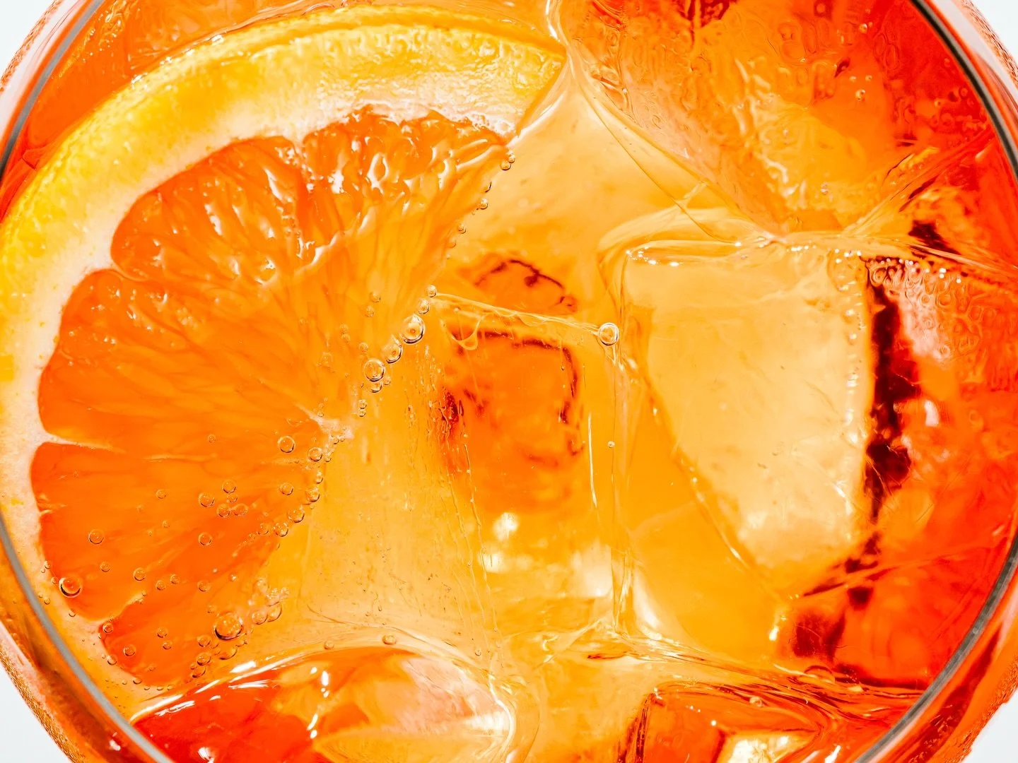 Happy Friday 🥂

Up close with the details. 
Those bubbles 🫧, that garnish 🍊 
Sometimes that&rsquo;s all you need. 

#drinkphotographer | #commercialphotographer | #beveragestyling | Aperol Spritz | Cocktail Details | @foundartists