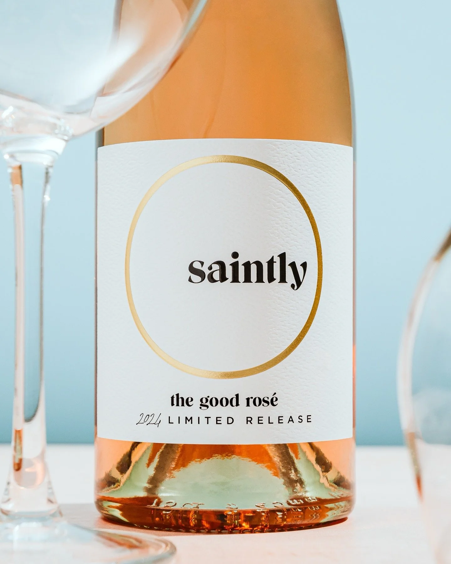 Another shot from a recent shoot. Honing in on that beautiful label 😍

Inspired by @saintlywine 

Art direction, styling, photography, post production: 🙋🏼&zwj;♀️

#beveragephotographer | #productphotographerandstylist | #commercialphotographystudi