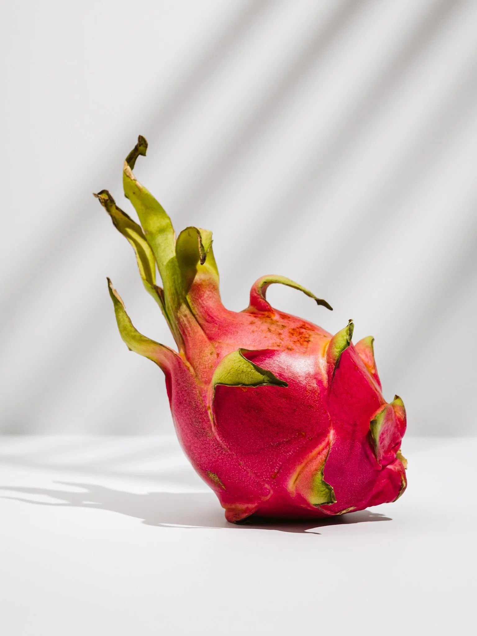 Not a perfect dragon fruit. That&rsquo;s what caught my eye. 

#foodphotography | Dragon Fruit | @foundartists | Food Styling | Creative Photoshoot | #foodanddrinkphotography