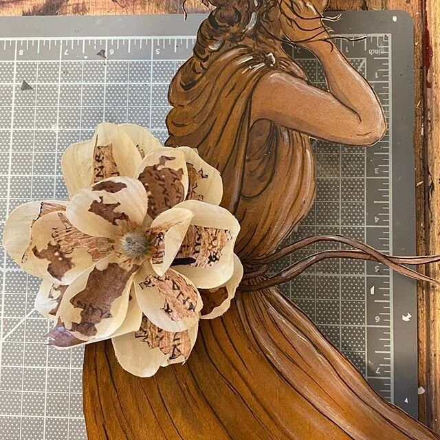 Flower petals and poetry fragments always come up in the spring. .
.
#sandylynnstudio #illustration #papyrus #flowers #poetry