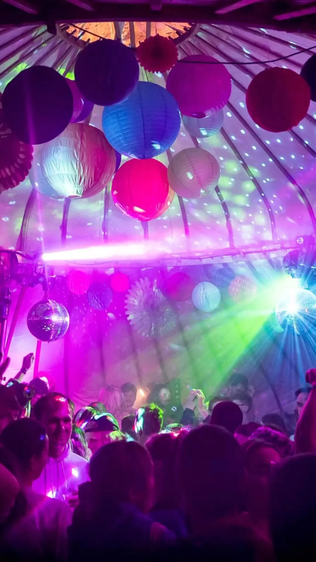 he-gauges-the-crowd-well-dj-max-galactic