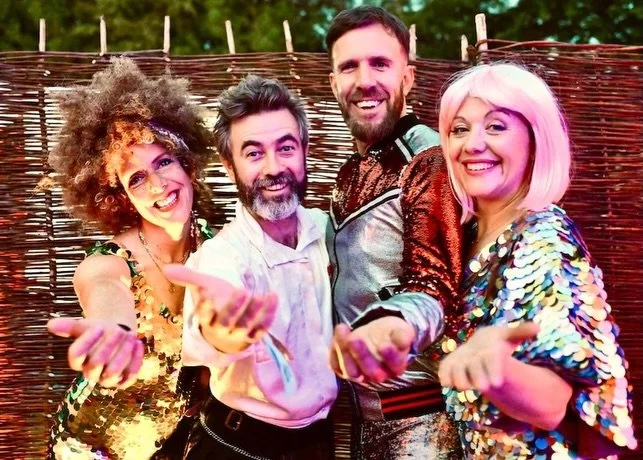 We had a FANTASTIC time running a hot and sweaty disco ceilidh in the Riverside Disco for @howthelightgetsinfestival - it really was a sauna in there! The energy levels were so high, and the vibes so strong - it was such a joy. As part of the fun we 