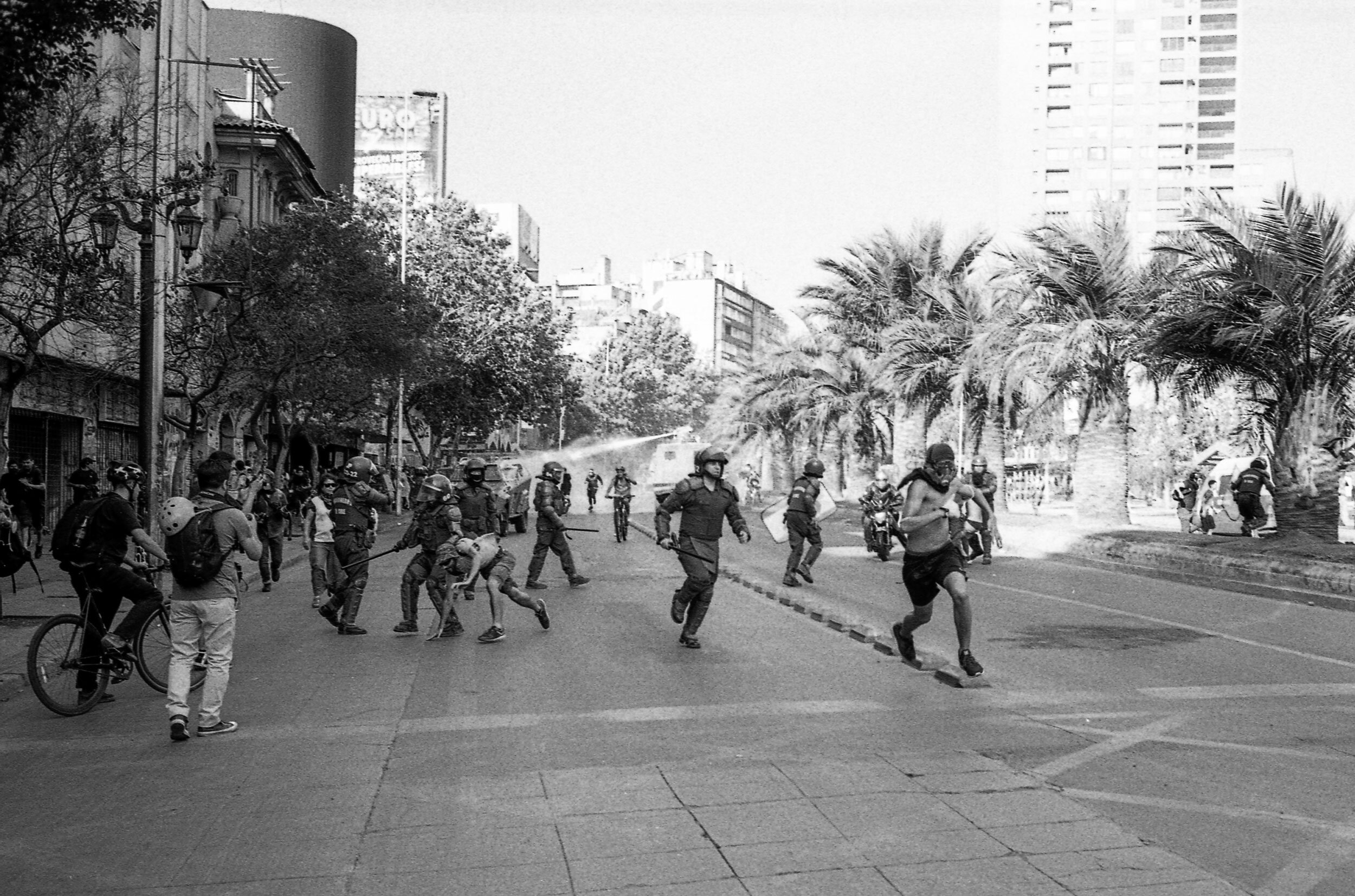 Chileprotest_ferparra_filmphotography_leicam6_ilfordfilm_35mm_protestaschile-01.jpg