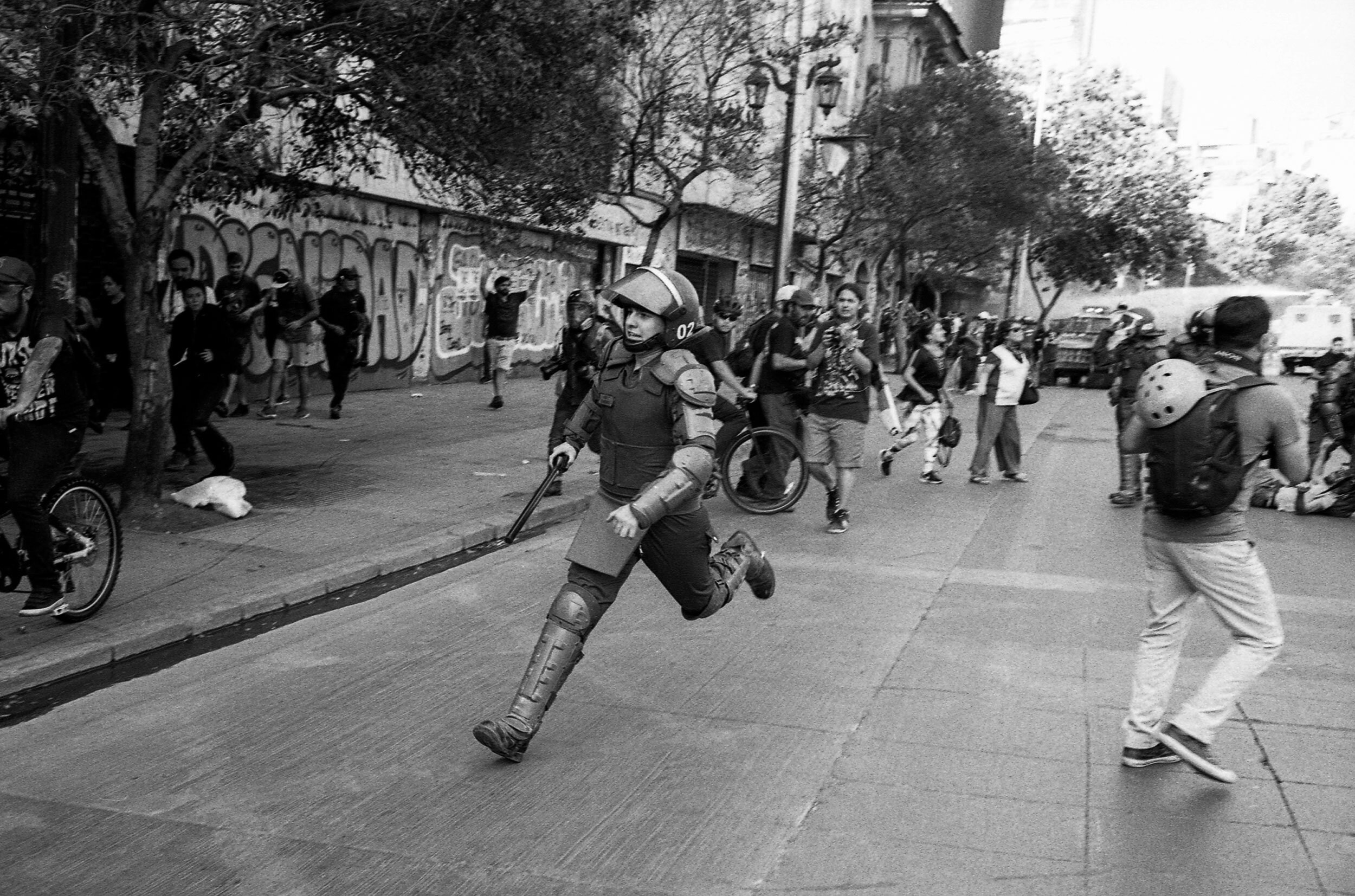 Chileprotest_ferparra_filmphotography_leicam6_ilfordfilm_35mm_protestaschile-02.jpg