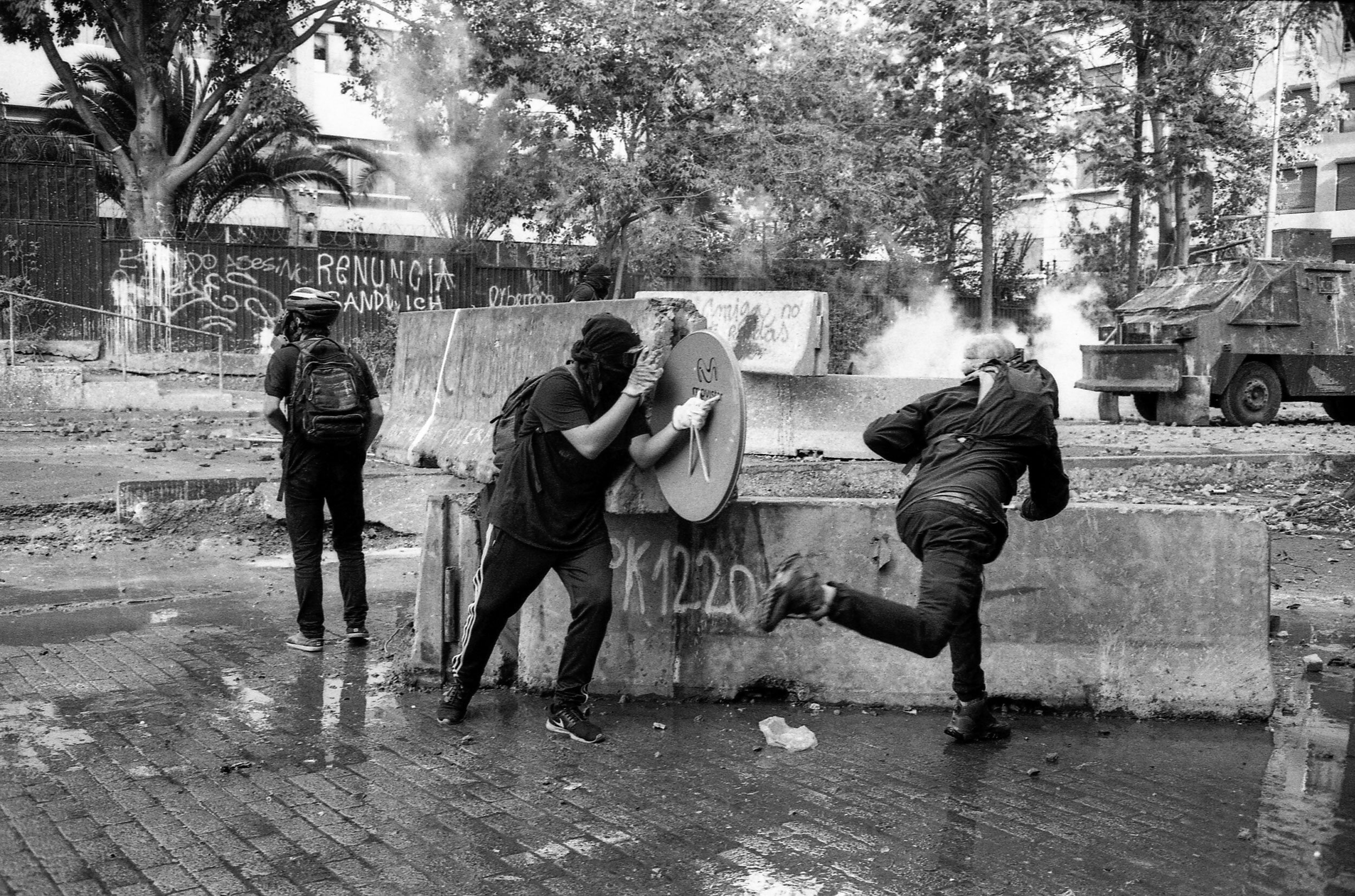 Chileprotest_ferparra_filmphotography_leicam6_ilfordfilm_35mm_protestaschile-07.jpg