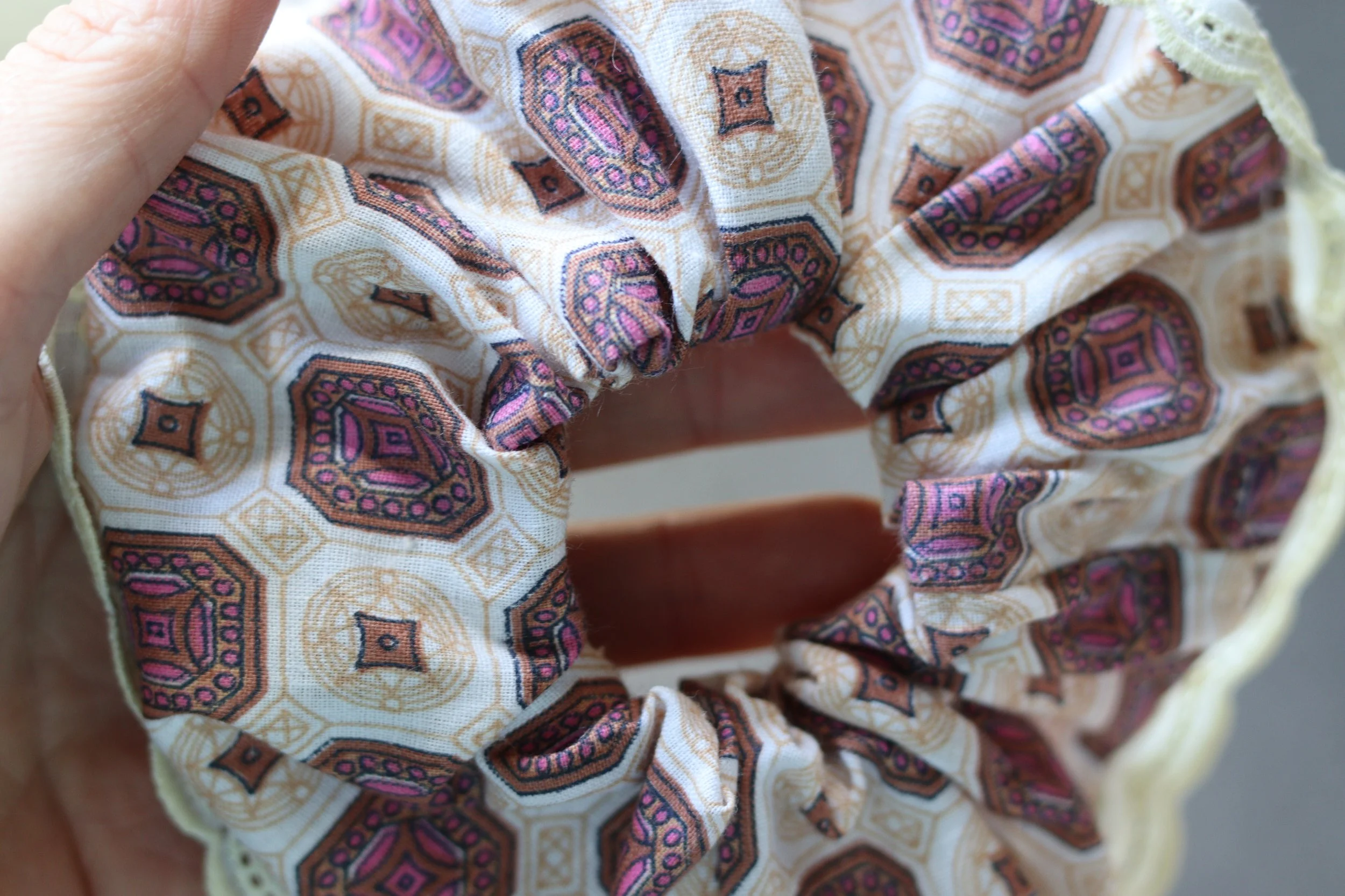 Ecologica_scrunchie_aztec