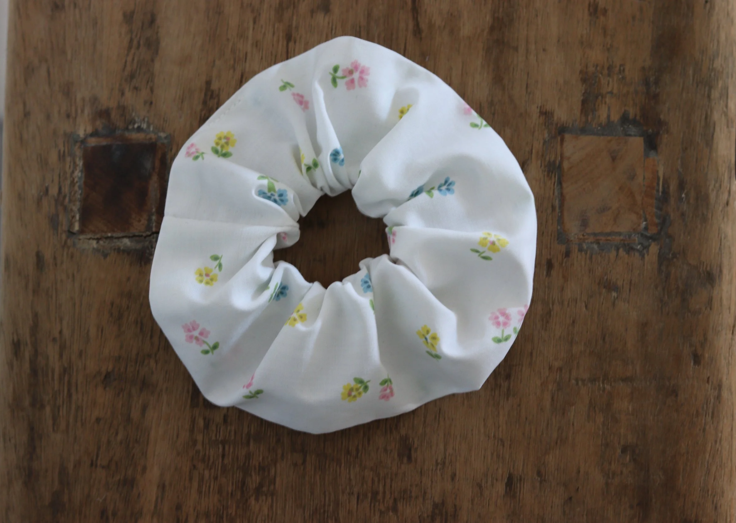 Ecologica_scrunchie_floral_white_1