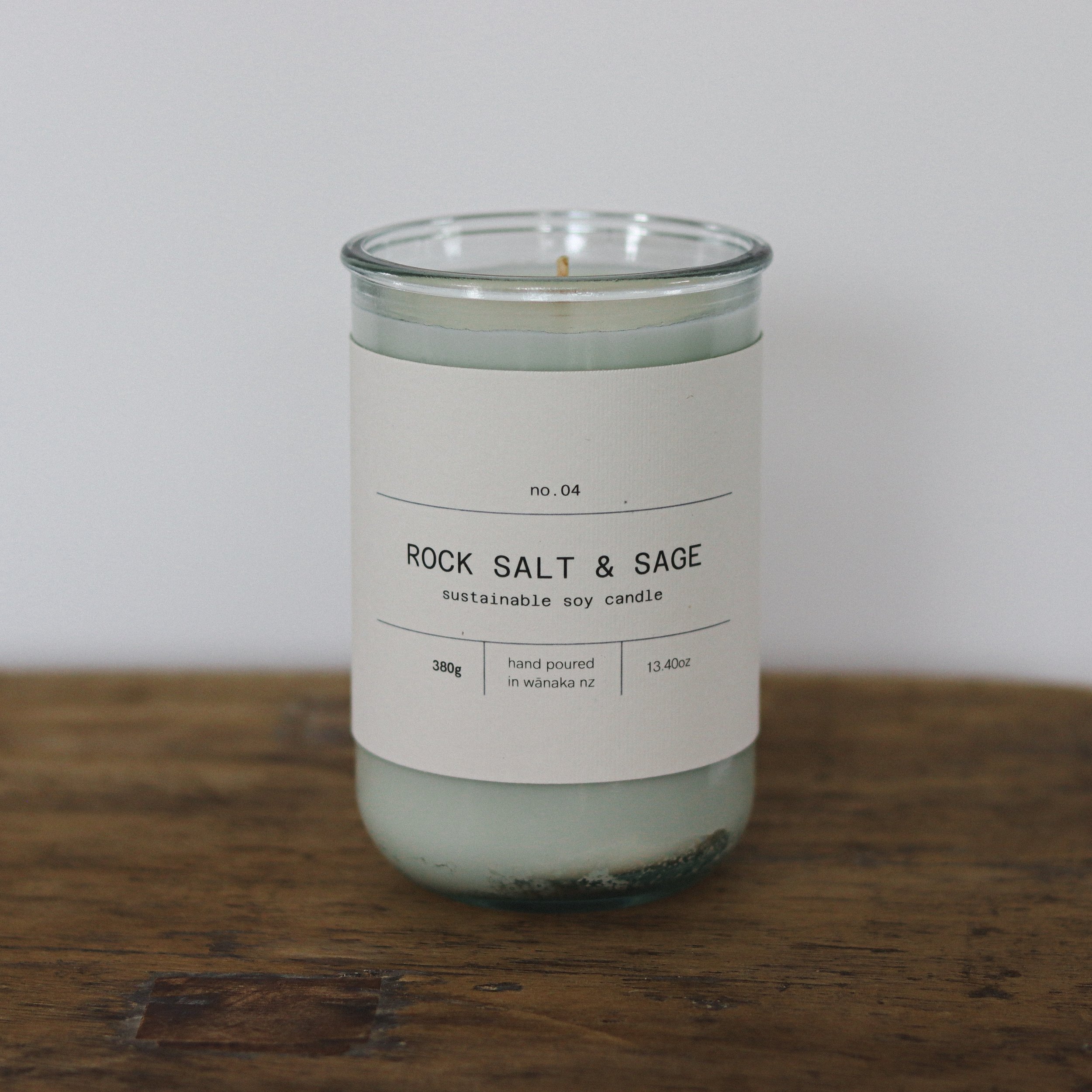 *Back in stock* 
Our large size Grande recycled glassware is back in stock! Wrap your mitts around 65+ hours of burn time 🔥

📸: Rock Salt &amp; Sage | Classics collection