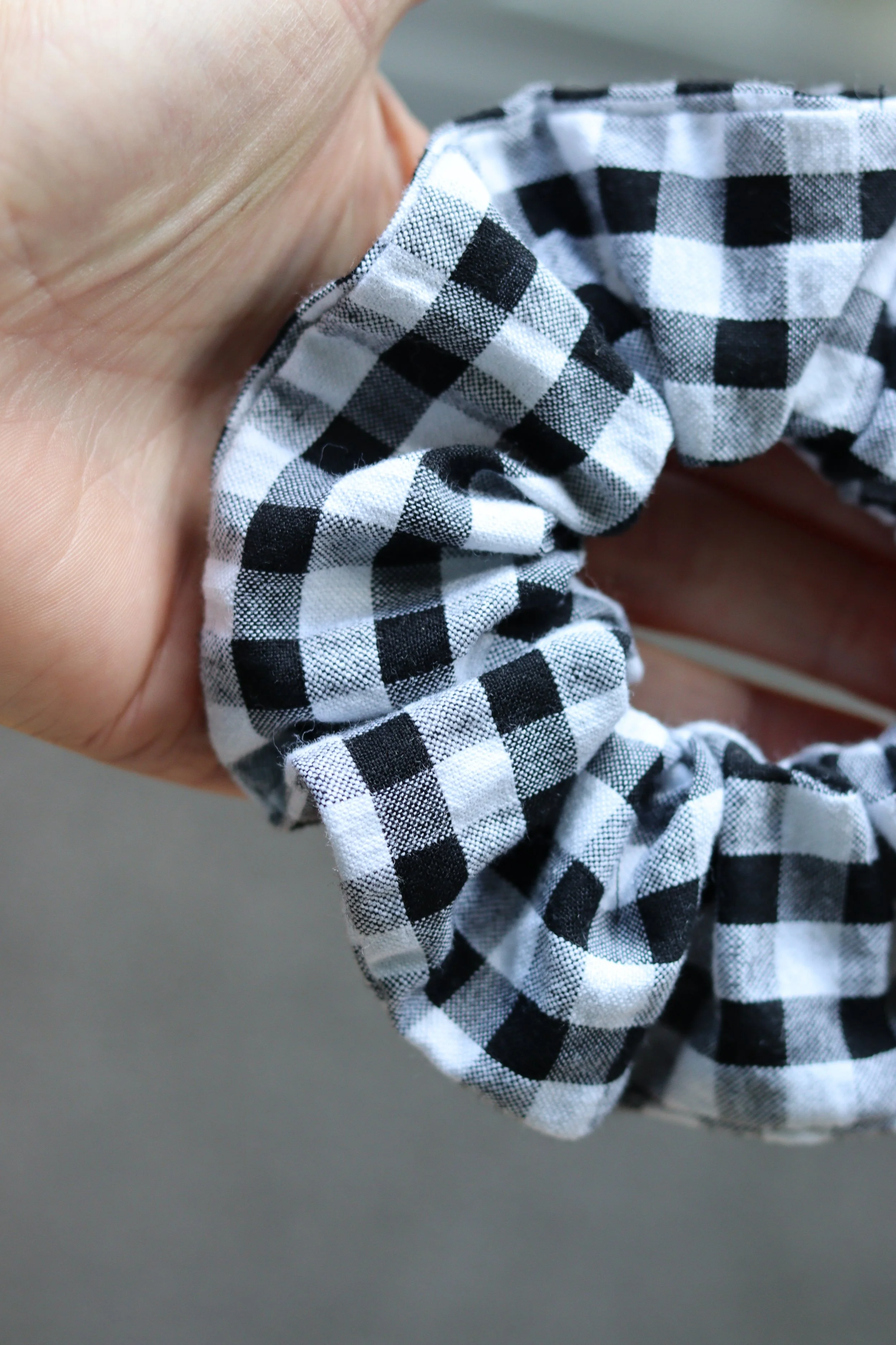 Ecologica_scrunchie_blackwhite_gingham_1