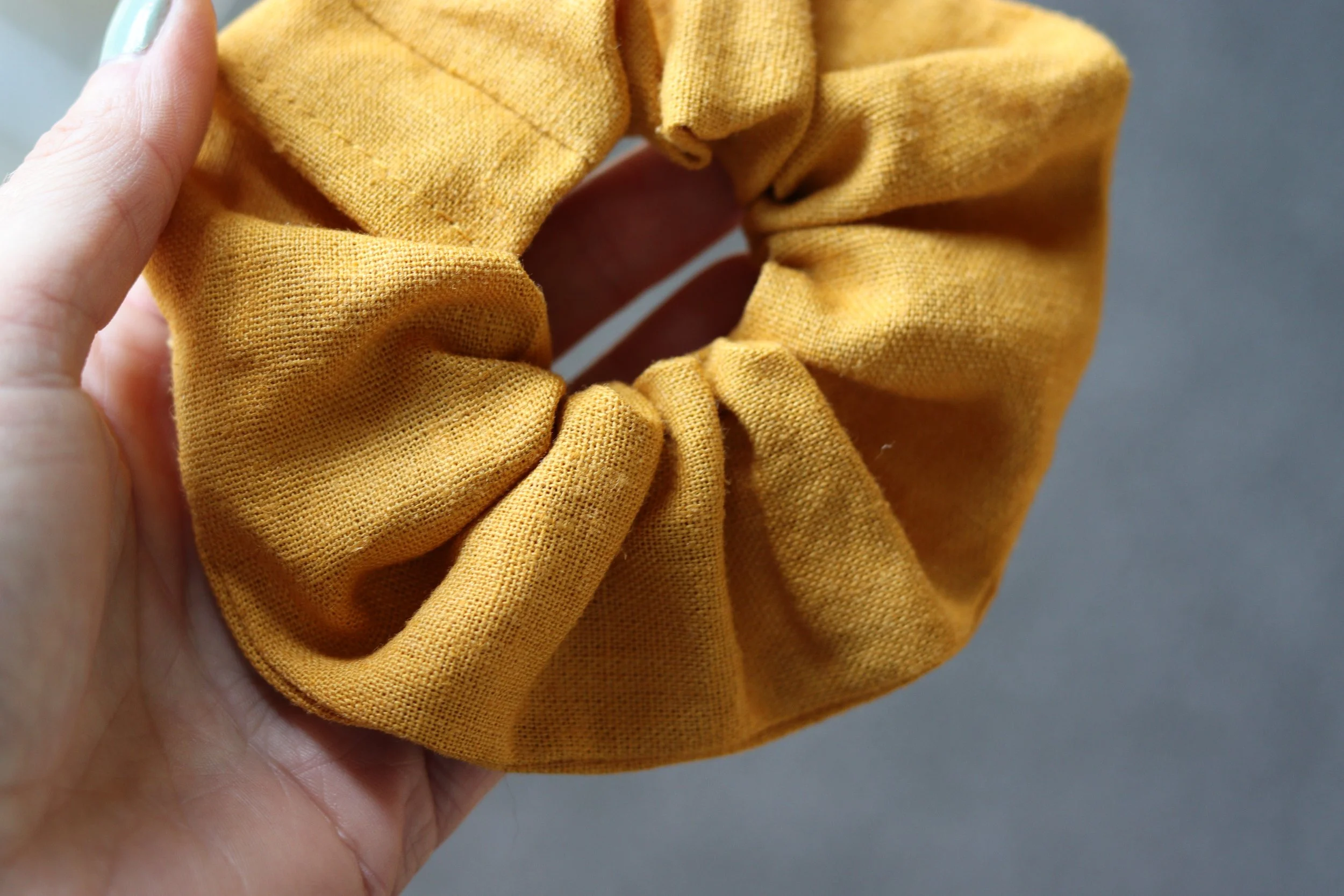 Ecologica_scrunchie_ochre_1