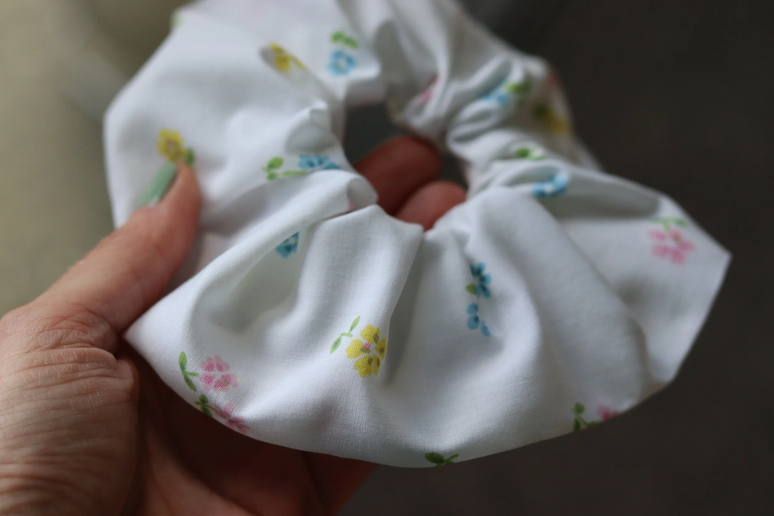 Ecologica_scrunchie_floral_white