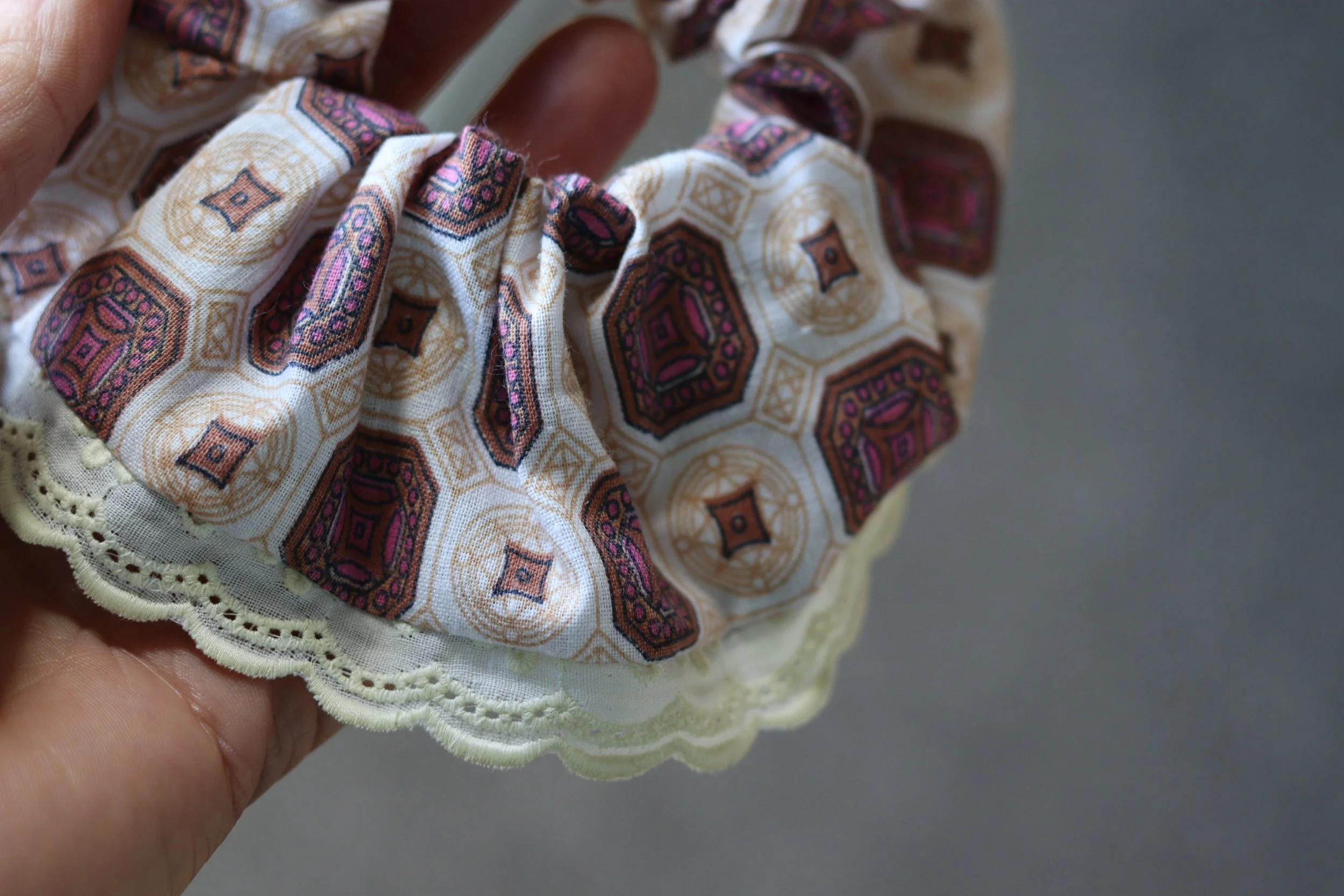 Ecologica_scrunchie_aztec_lace