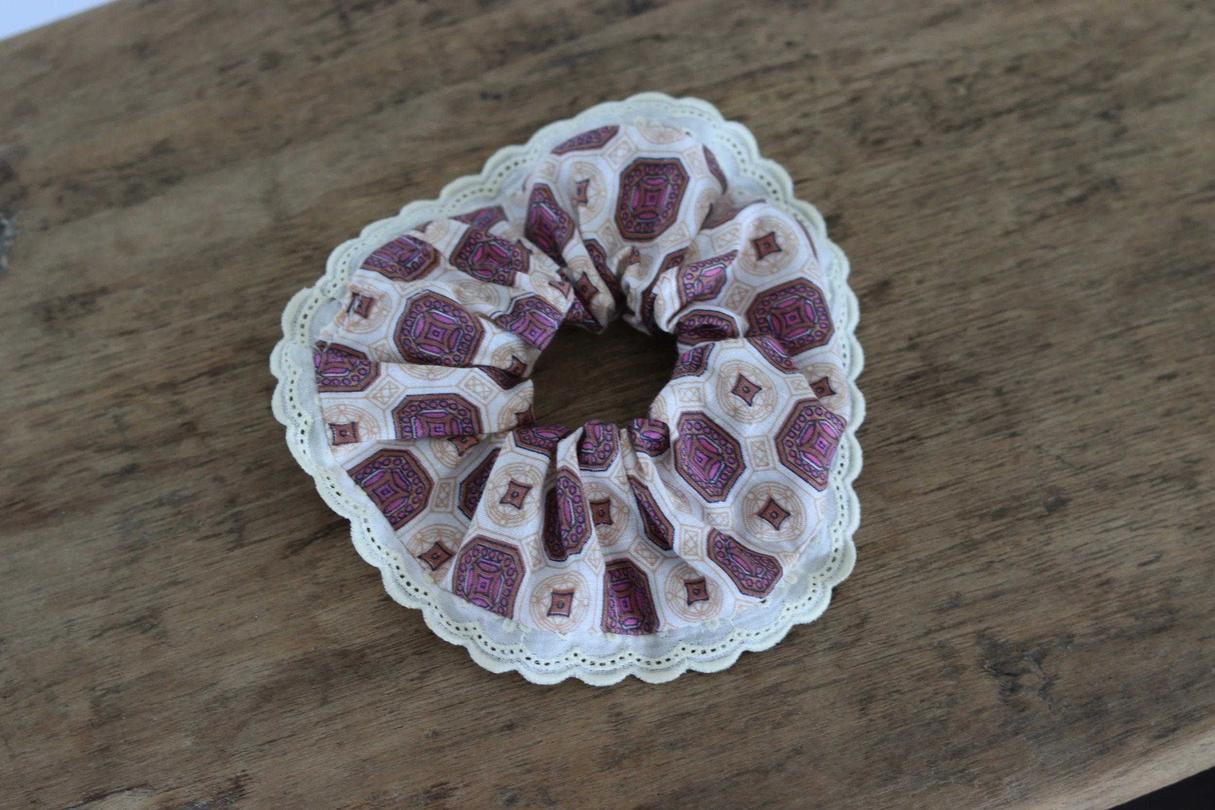 Ecologica_scrunchie_aztec_lace_1