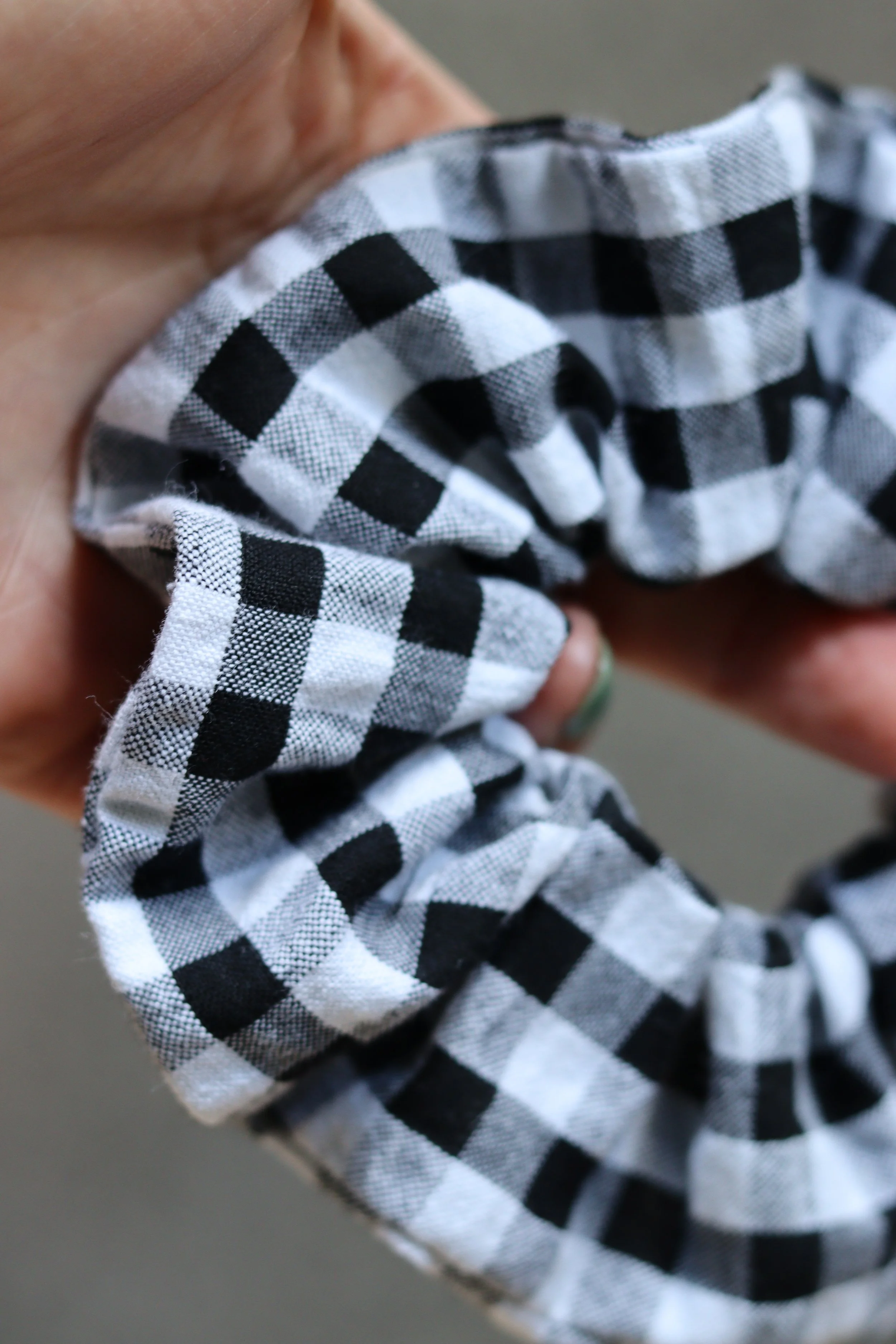 Ecologica_scrunchie_blackwhite_gingham