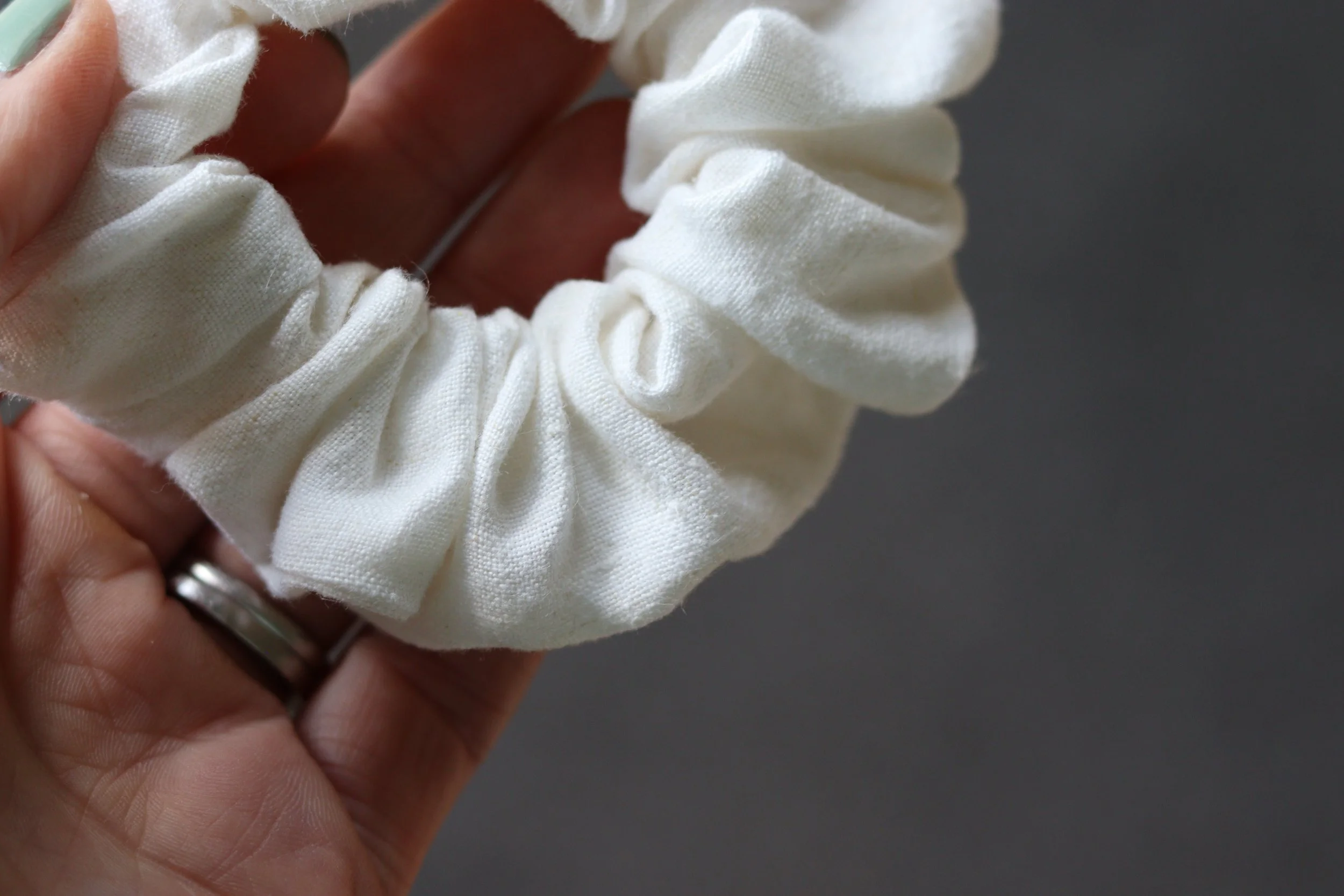 Ecologica_scrunchie_offwhite_1