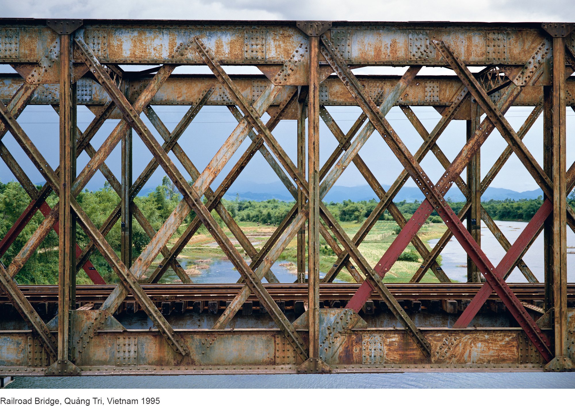 7-Mitch Epstein-Railroad Bridge, Quảng Tri, Vietnam 1995.jpg