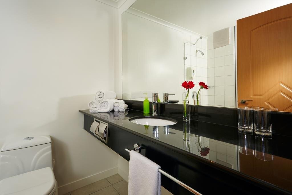 Saxton-Lodge-Bathroom-Modern-Clean.jpg