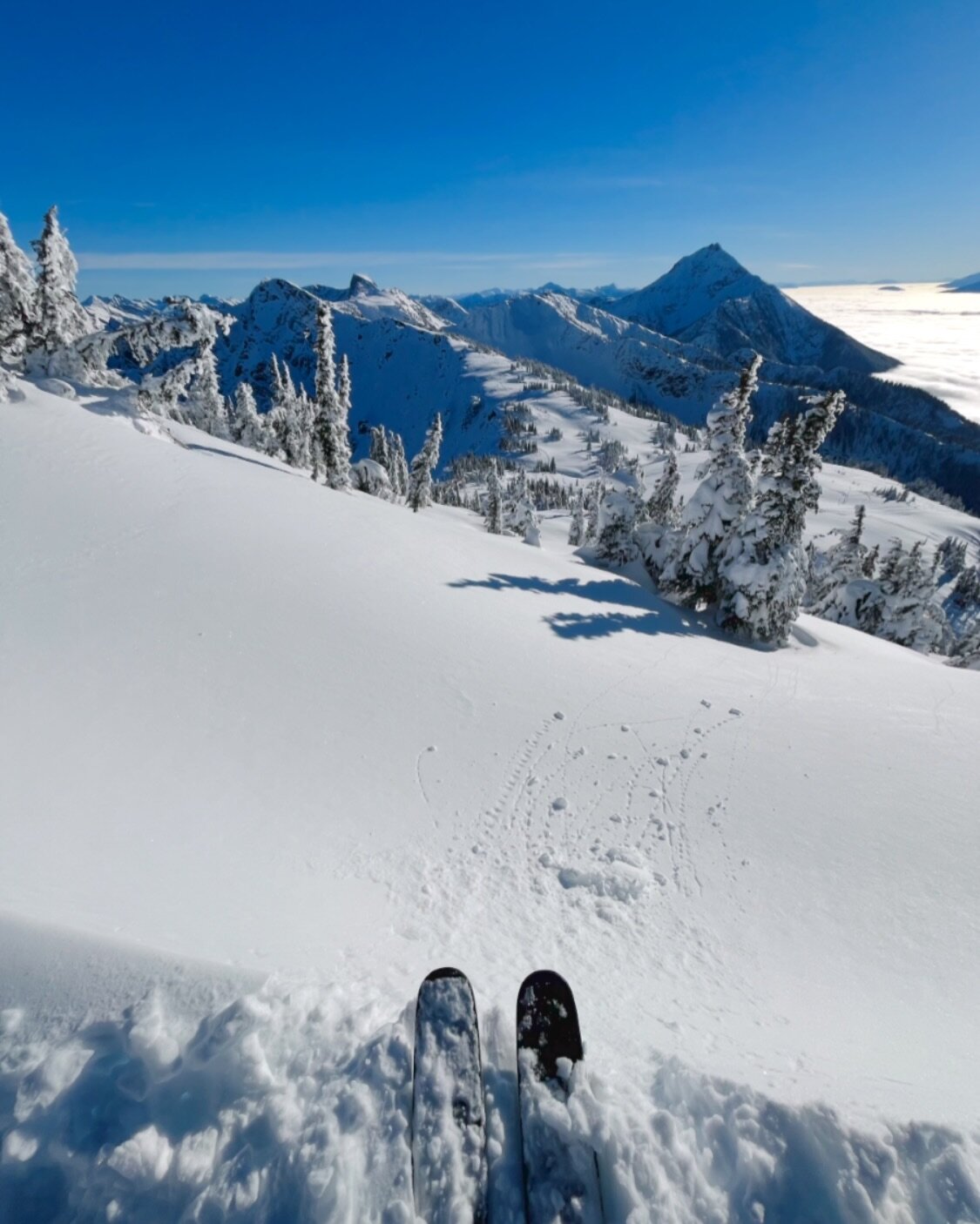 Looks like skiing to us! Come tell us about your turns 🎿⛷️🌄