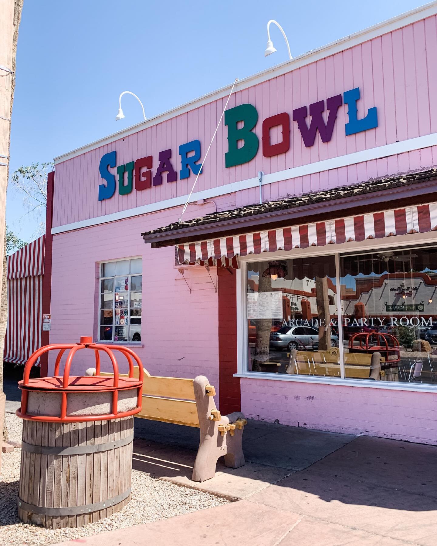 This ice cream shop in Scottsdale, Arizona is covered in pink 🍨 💗 

#sugarbowl #arizona #scottsdale #scottsdaleaz