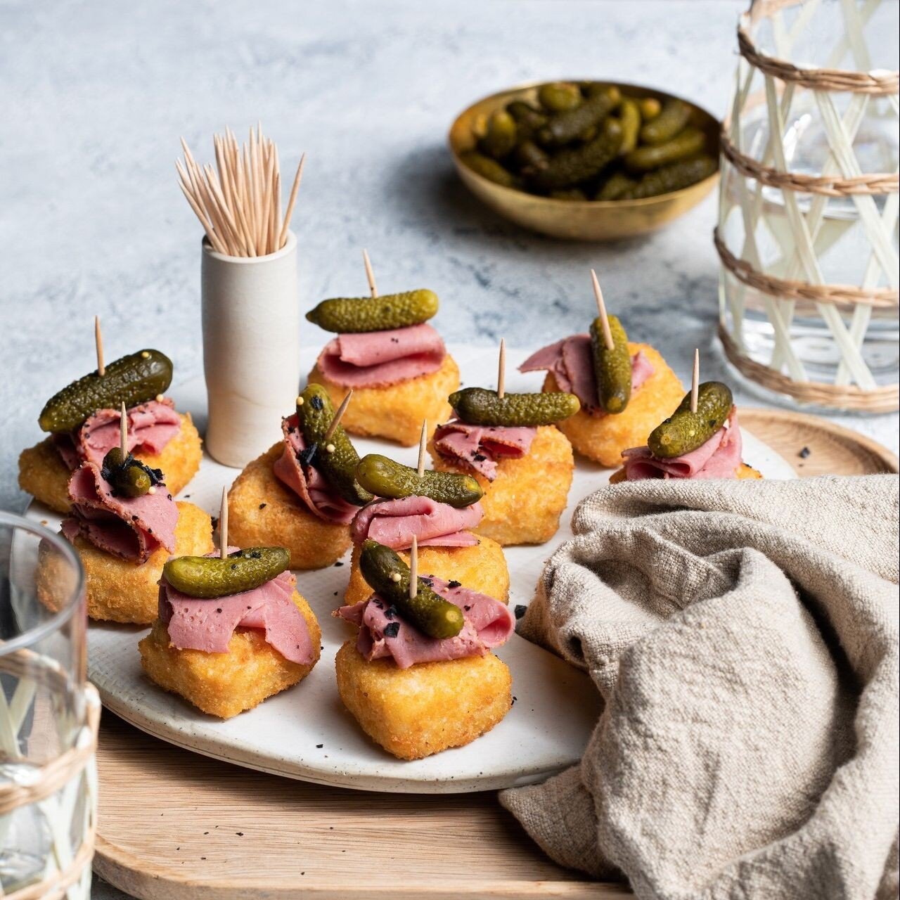 Mac and cheese bites with pastrami and pickles 🧀🥒 How do you have yours? ⁠
⁠
#snacktime #bites #entreetime