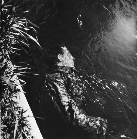 死去的黨衛軍漂浮在運河上，達豪集中營，德國，1944.jpeg