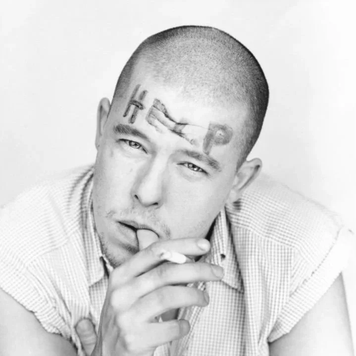 人無完人，敲一敲總會掉出灰塵：剖開文明社會的精緻皮囊 ── Alexander McQueen